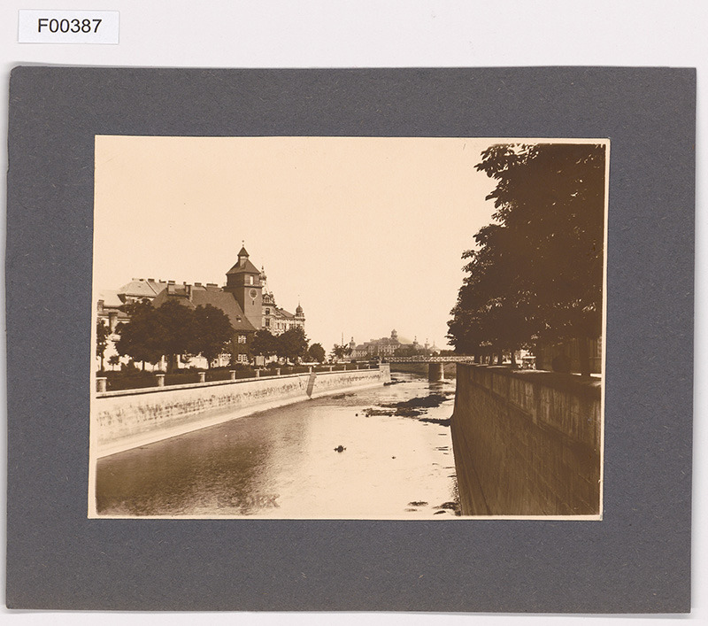 Řeka Morava a nábřeží v Olomouci